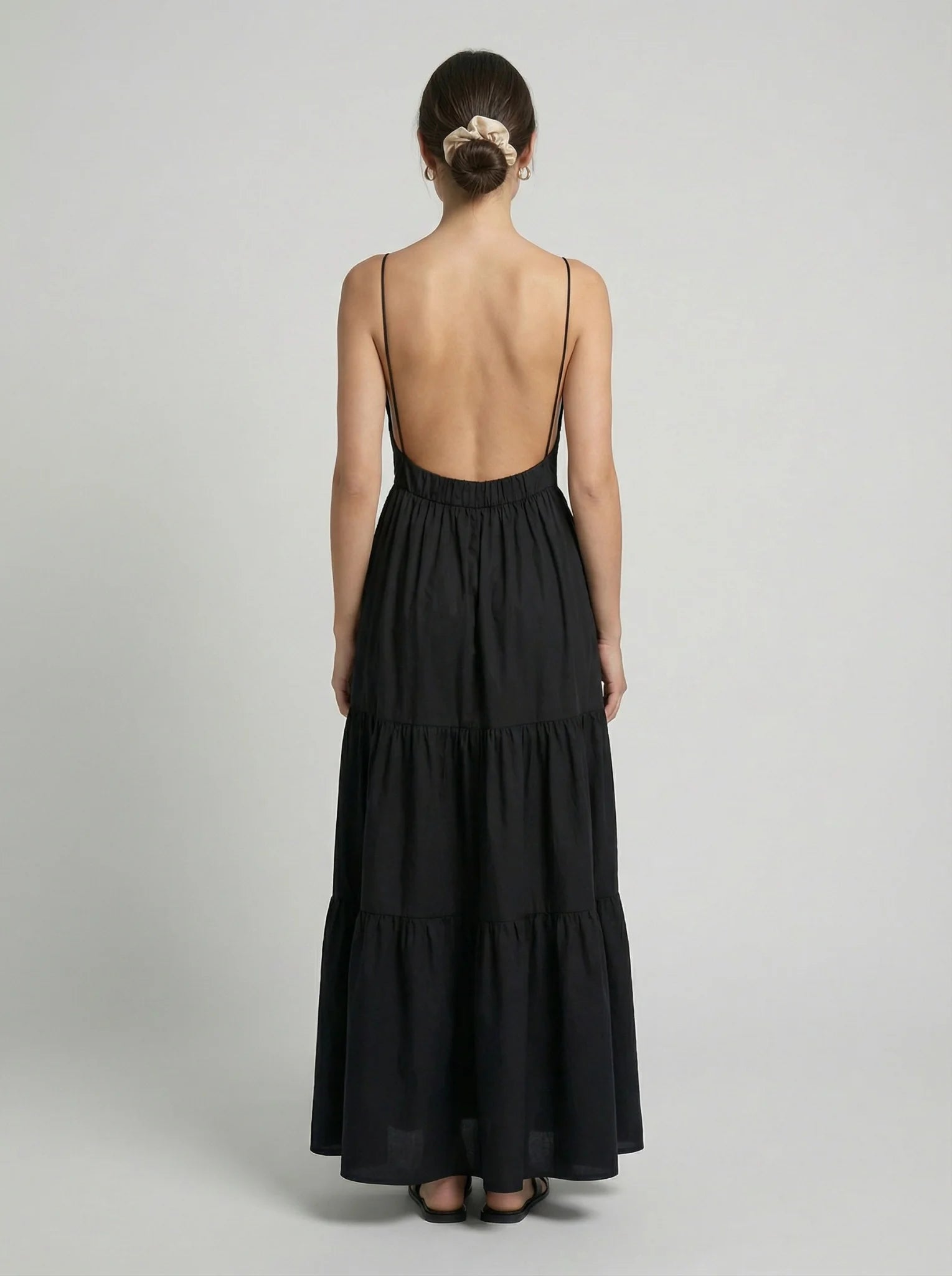 Damska sukienka maxi casual czarna z odkrytymi plecami