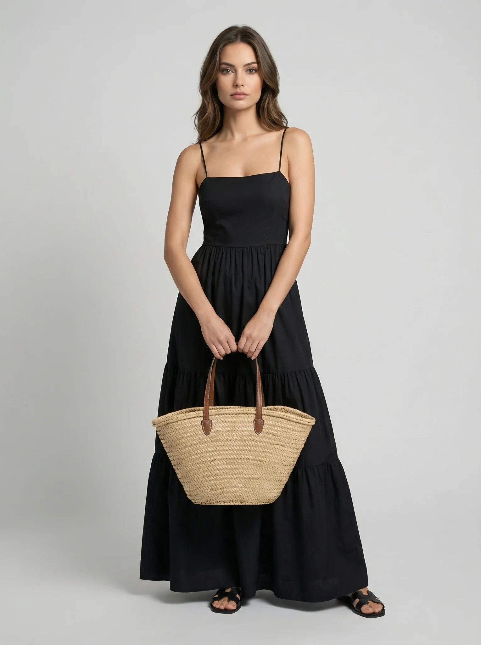 Damska sukienka maxi casual czarna z odkrytymi plecami