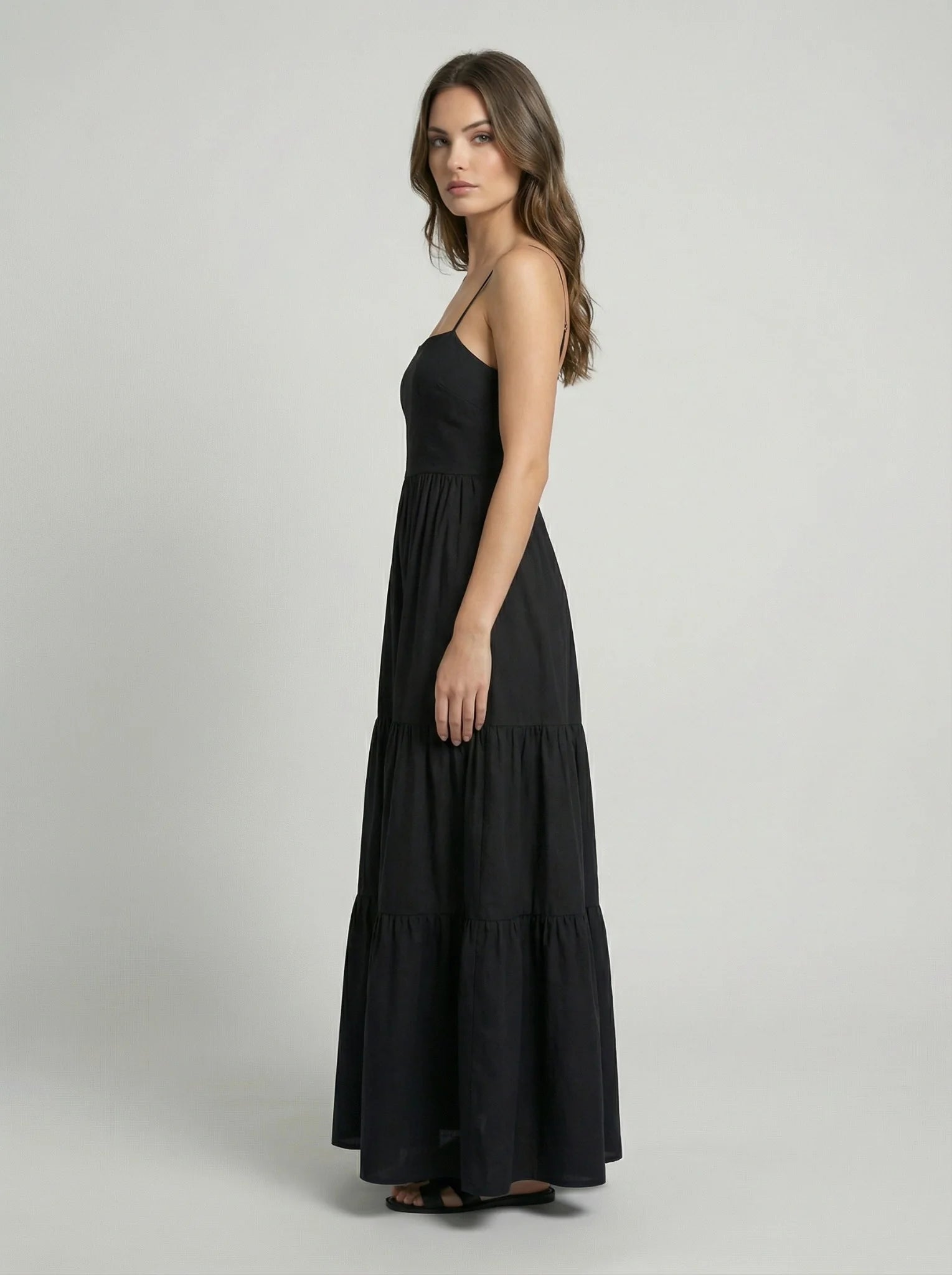 Damska sukienka maxi casual czarna z odkrytymi plecami